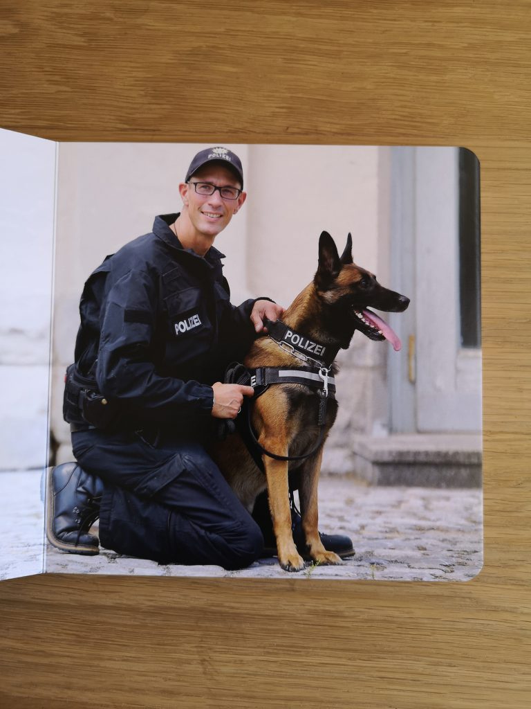 Ein Polizist in Uniform mit seinem Polizeihund
