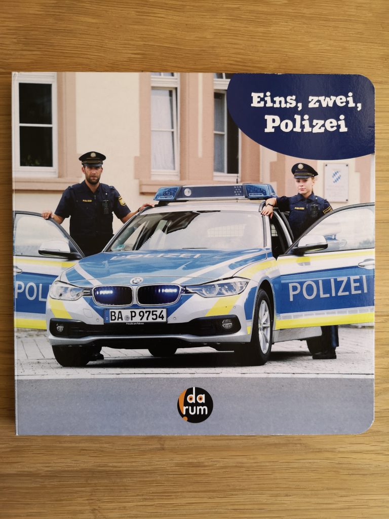 Das Titelbild von Eins, zwei, Polizei. Ein Polizei Bilderbuch mit echten Fotos!