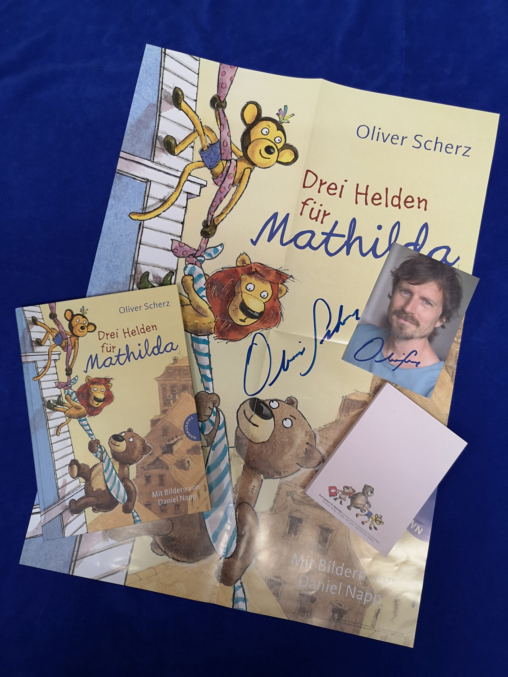 [Verlosung] Paket mit signiertem Buch und Poster von Oliver Scherz