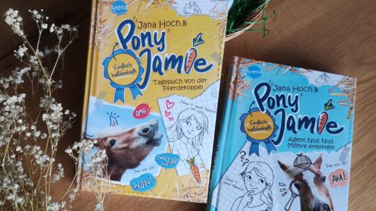 Verlosung: „Jana Hoch & Pony Jamie – Tagebuch von der Pferdekoppel und Agent Null Null Möhre ermittelt“ von Jana Hoch