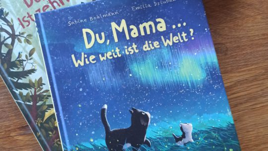 „Du, Mama… Wie weit ist die Welt?“ – Sabine Bohlmann, Emilia Dziubak