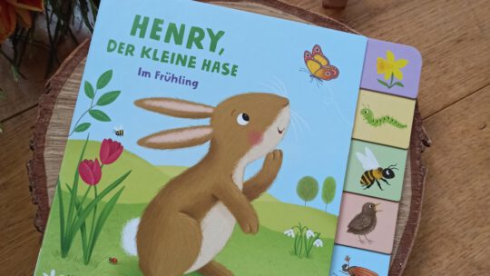 Ein zauberhaftes Pappbilderbuch: „Henry, der kleine Hase. Im Frühling“