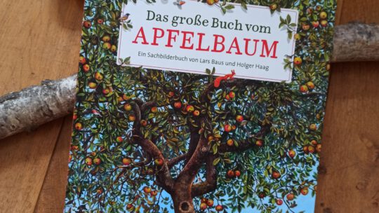 Ein Sachbilderbuch: „Das große Buch vom Apfelbaum“