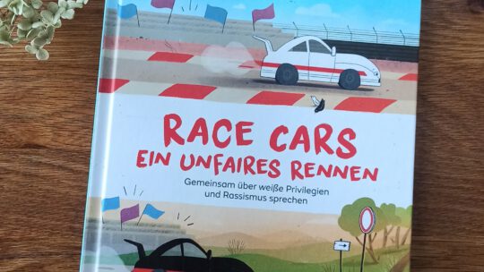 Ein Kinderbuch zum Thema Rassismus: „Race Cars. Ein unfaires Rennen“
