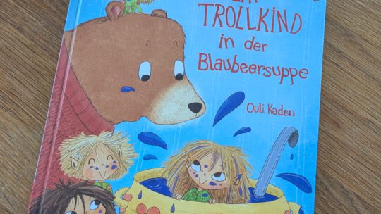 Ein liebenswertes Bilderbuch: „Ein Trollkind in der Blaubeersuppe“